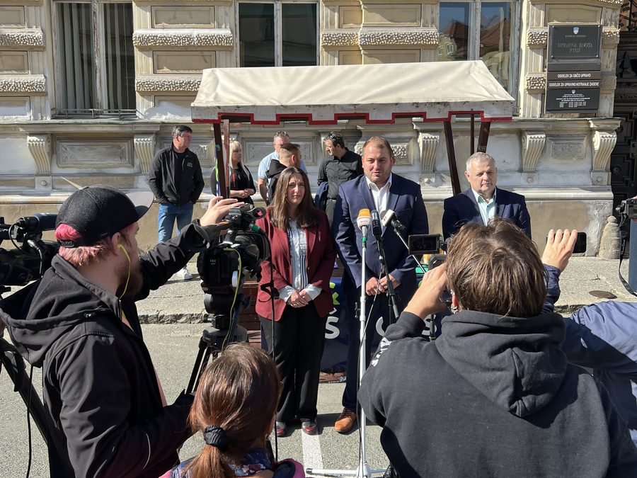 Novinarska konferenca pred Upravno enoto Ptuj